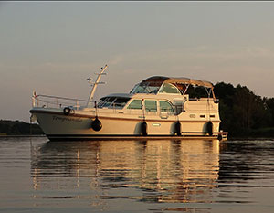 Linssen 40.9 in Fahrt von rechts nach links
