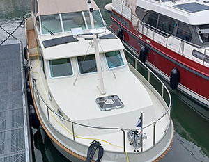 Linssen GS 35 AC am Anleger, im Hintergrund Linssen-Werftgebäude. Blick in leichter Draufsicht auf Steuerbordseite, Verdeck geschlossen ©Linssen Yachts