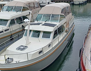 Linssen GS 35 AC am Anleger, im Hintergrund Linssen-Werftgebäude. Blick in leichter Draufsicht auf Backbordseite, Verdeck geschlossen ©Linssen Yachts