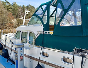 Linssen 29.9 Wedis beim Versorgen Backboard am Steg ©Puur Yachtcharter