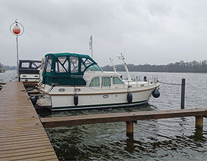 Linssen 29.9 Wedis mit Heck am Steg (links) Blick auf die Steuerbordseite. Dunstiges Wetter.
