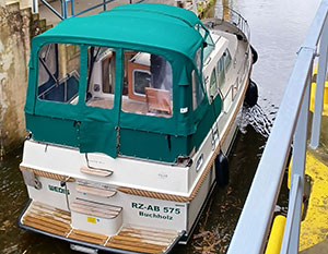 Linssen 29.9 bei Schleusendurchfahrt, Blick auf Heck und Steuerbord von Schleusenmauer.