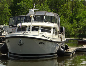 Linssen 40.9 Wodan am Anleger von vorne Backbord gesehen