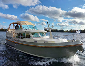 Linssen GS 35 AC, Blick von Steuerbord vorne auf von links nach rechts fahrendes Schiff