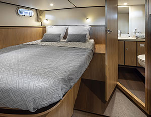 Linssen GS 35 AC Blick in die Achterkabine, links Bett, rechts Nasszelle mit geöffneter Tür