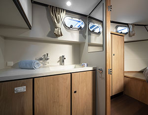 Linssen GS 35 AC Blick in Bad und Bugkabine mit Bett (rechts im Bild)