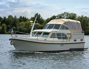 Linssen GS 35 AC, Blick von oben vorne auf von rechts nach links fahrendes Schiff