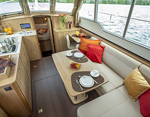 Linssen GS 35 AC Salon, Blick nach vorne, an Steuerbord Sitzbank