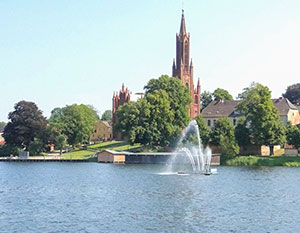 Malchow an der Müritz. Blick vom Wasser aus zur Kirche