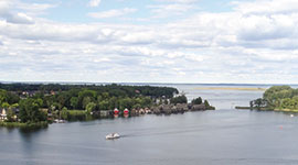 Hafen Röbel mit Pfahlbootshäusern, Blick vom Kirchturm über die Boothäuser zum See, Link zum Revier Müritz